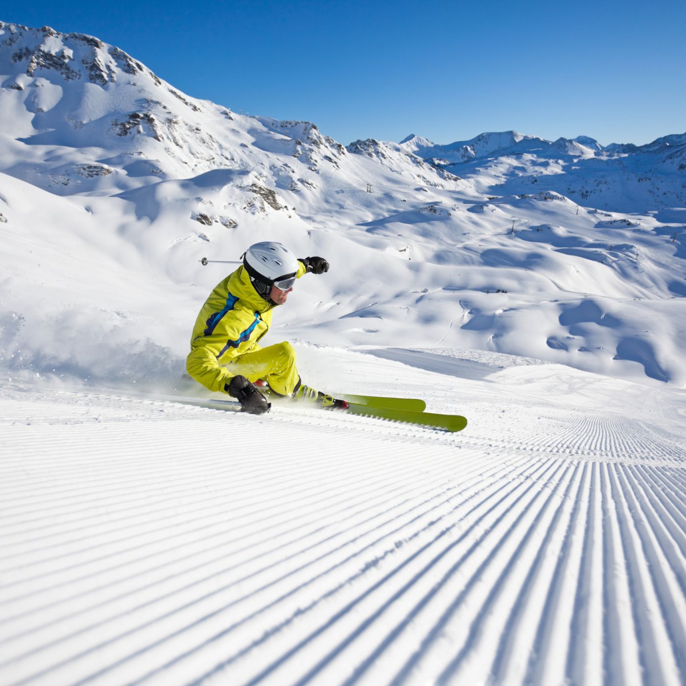 Skis_snowfeet_alpine_downhill_skiboards_skiing_snow_winter_fun_carving